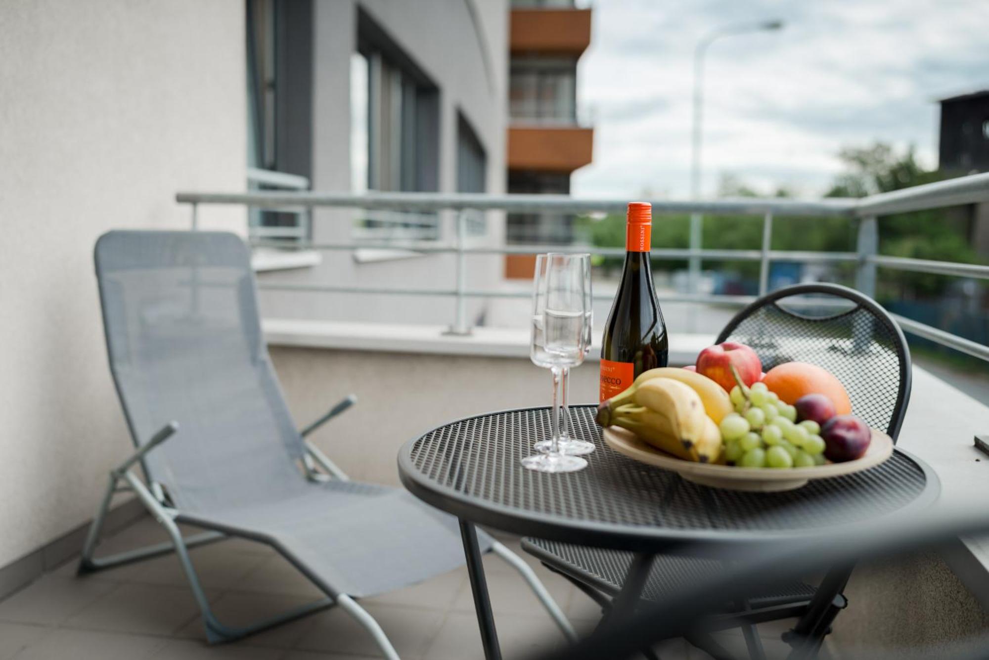The Sunny Riverside Flat Praha Bagian luar foto